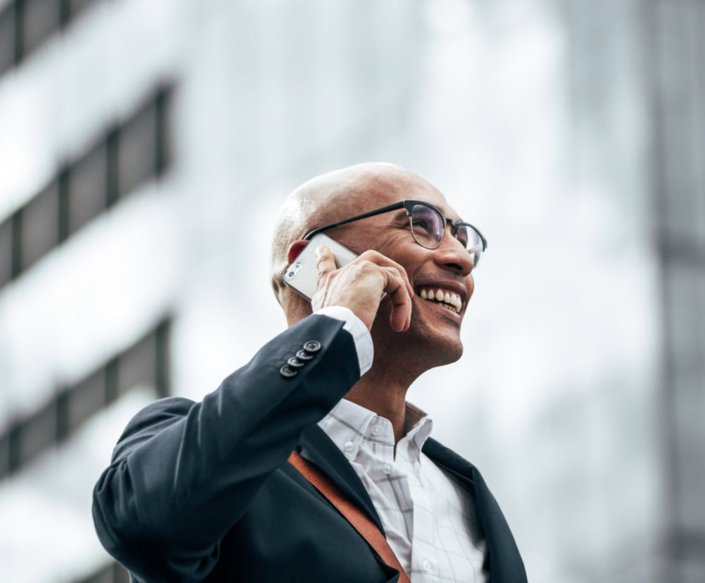 Commerçante consultant son téléphone